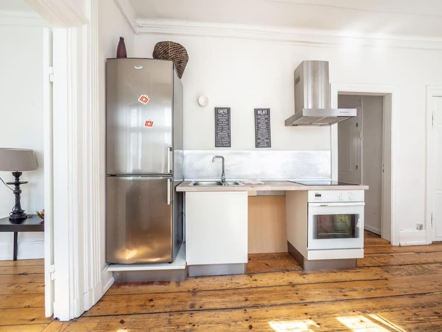 White Douplex Charm: Big Flat In The City Centre Appartement